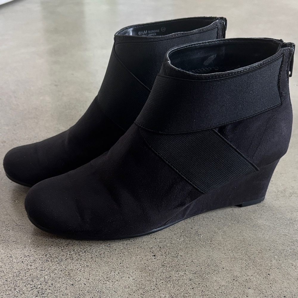 AEROSOLES Elegant Black Wedge Booties